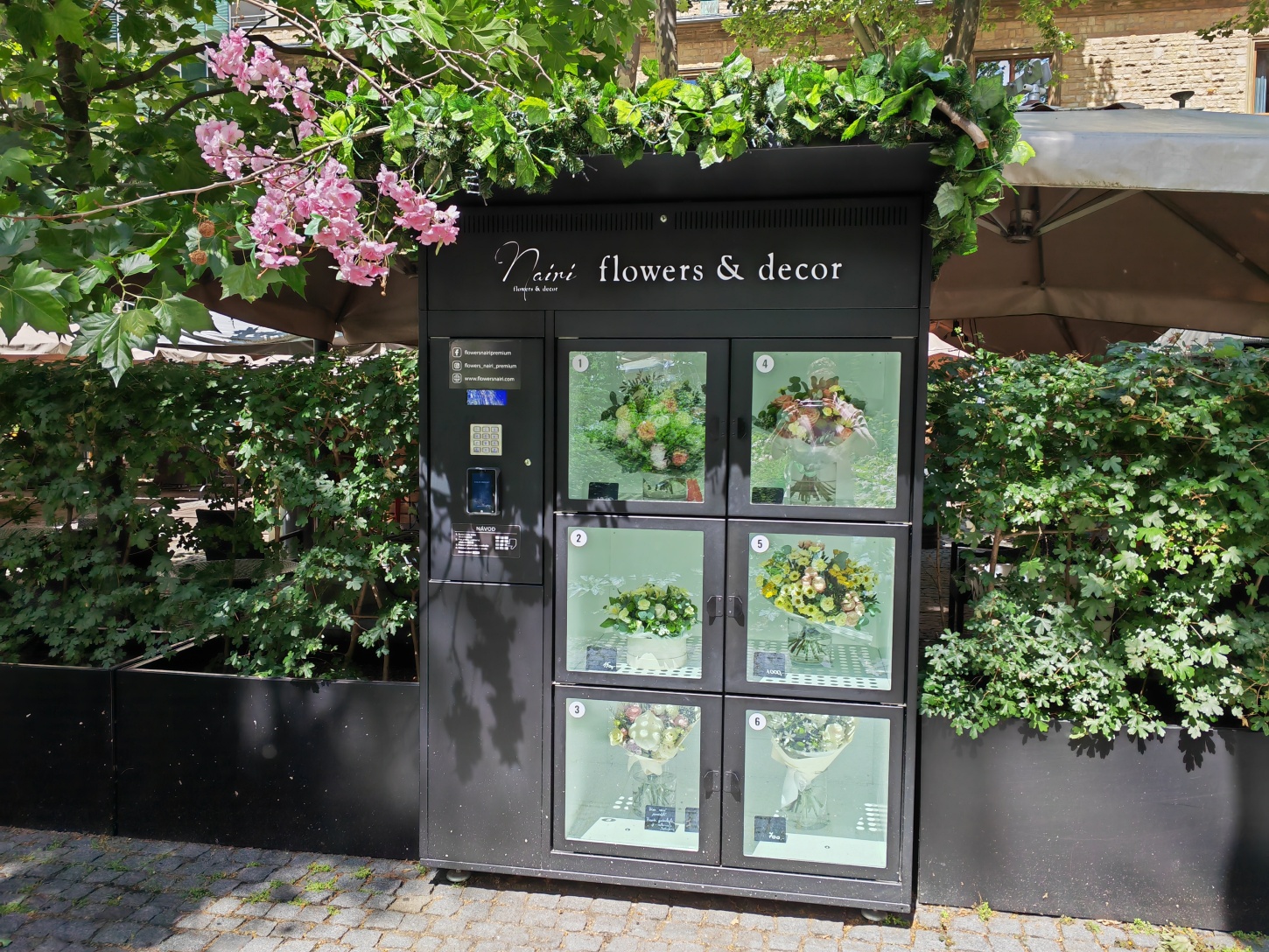 Kde v centru Prahy seženete nádherné květiny každý den až do půlnoci? Objevte Květinový automat Flowers Nairi Premium v zahradě Slovanského domu