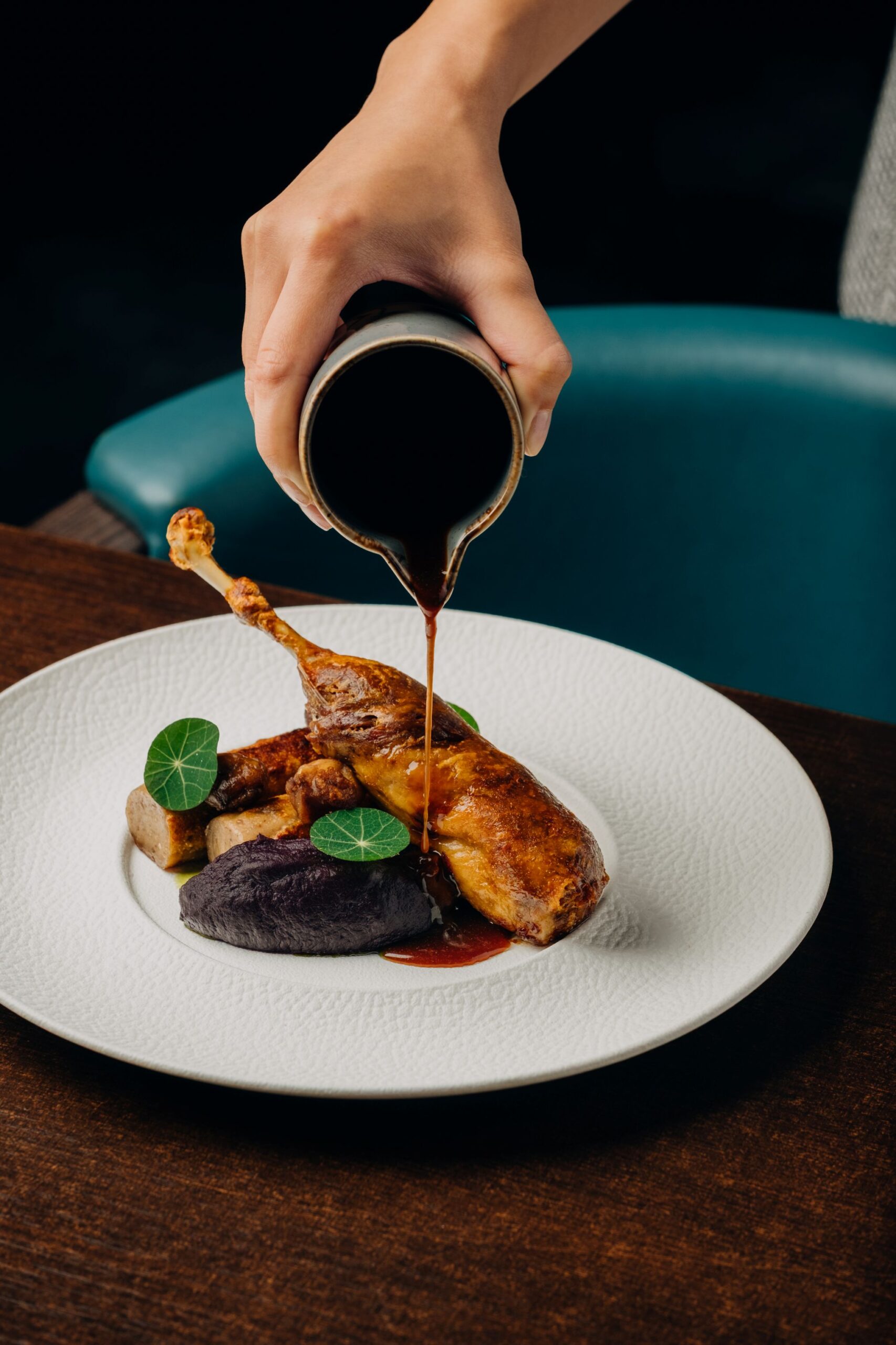 Konfitované kachní stehno s podzimní přílohou v restauraci The Artisan